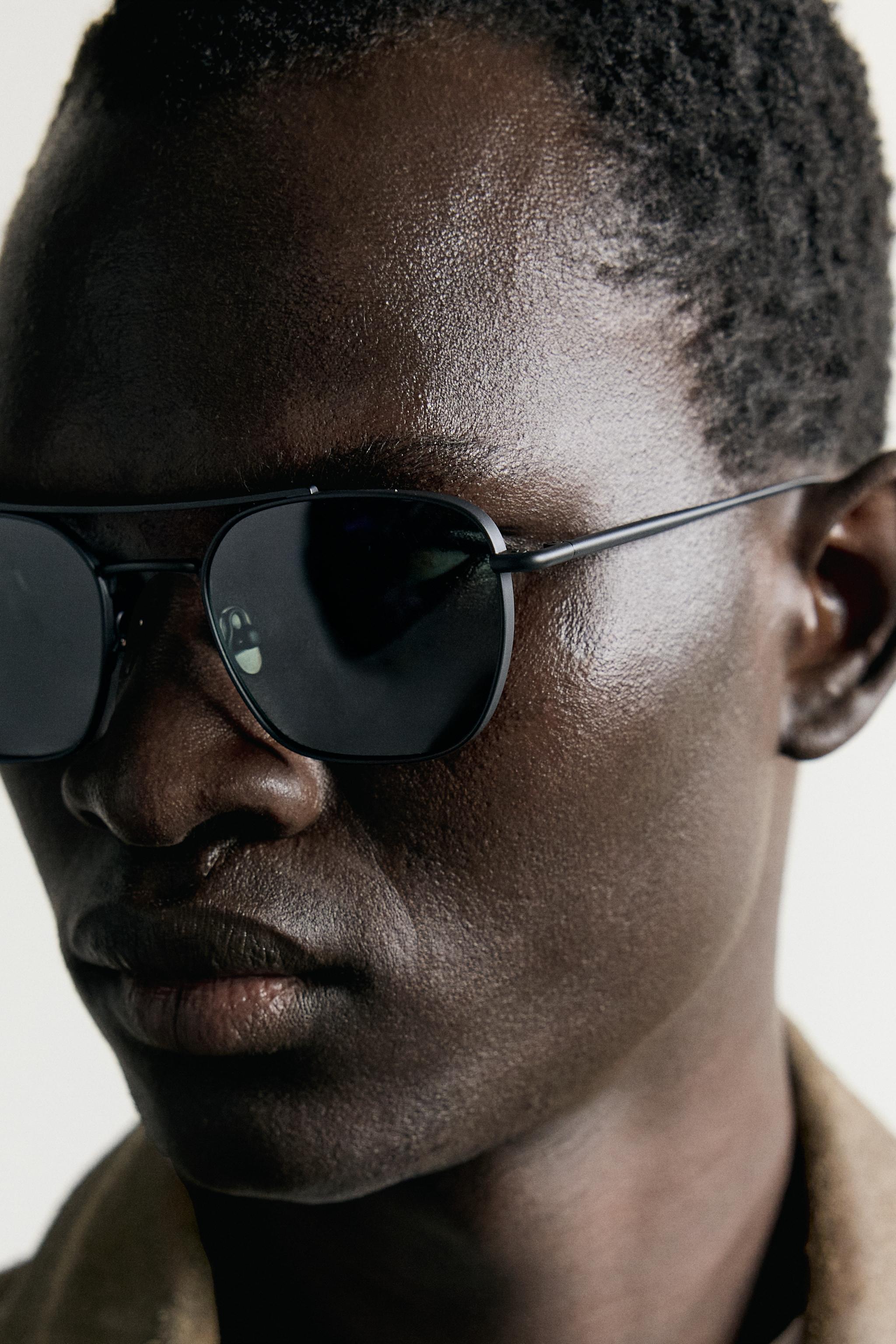 LUNETTES DE SOLEIL MÉTALLIQUES CARRÉES